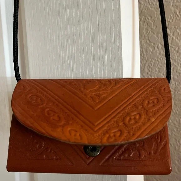 1970’s TRUE VINTAGE MOROCCAN HAND-TOOLED LEATHER MINI CROSSBODY PURSE - Picture 4 of 8